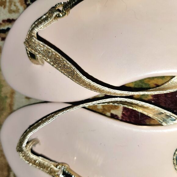 G by Guess Shimmering Y-Strap to Toe Flat Sandals like-New Glamgirl beach pool 6 - Picture 8 of 15